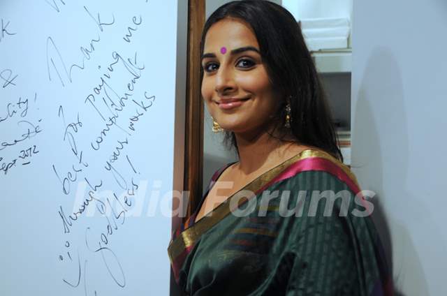 Vidya Balan at Painting Exhibiton at Colaba