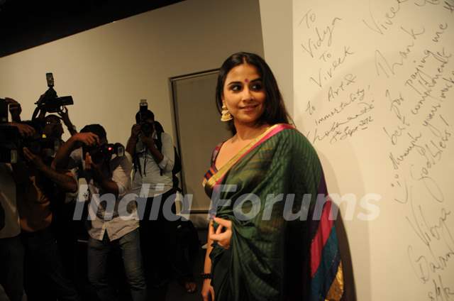 Vidya Balan at Painting Exhibiton at Colaba