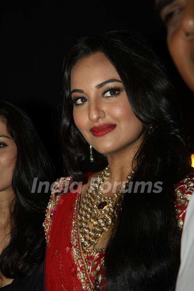 Sonakshi Sinha walk the ramp at Aamby Valley