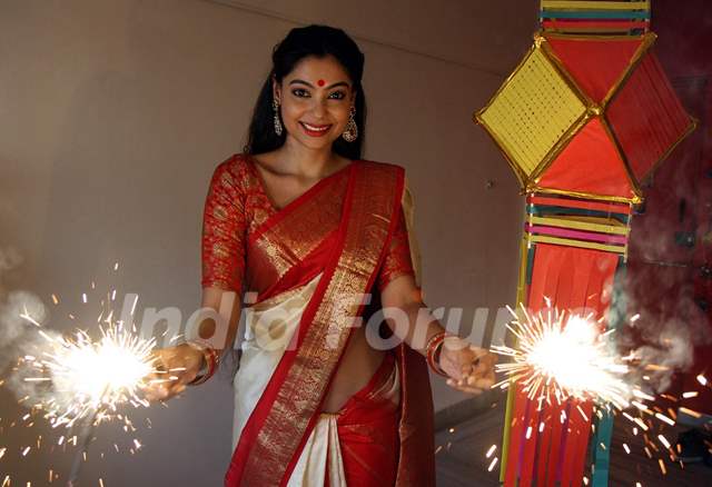 Chica Joven Haciendo Rangoli Decorando Con Lámparas De Aceite Para Diwali  Foto de stock y más banco de imágenes de Diwali - iStock