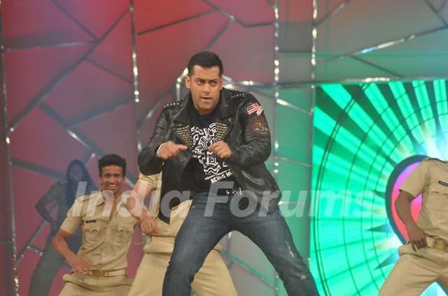 Salman Khan at Mumbai Police Show UMANG 2013 in Mumbai