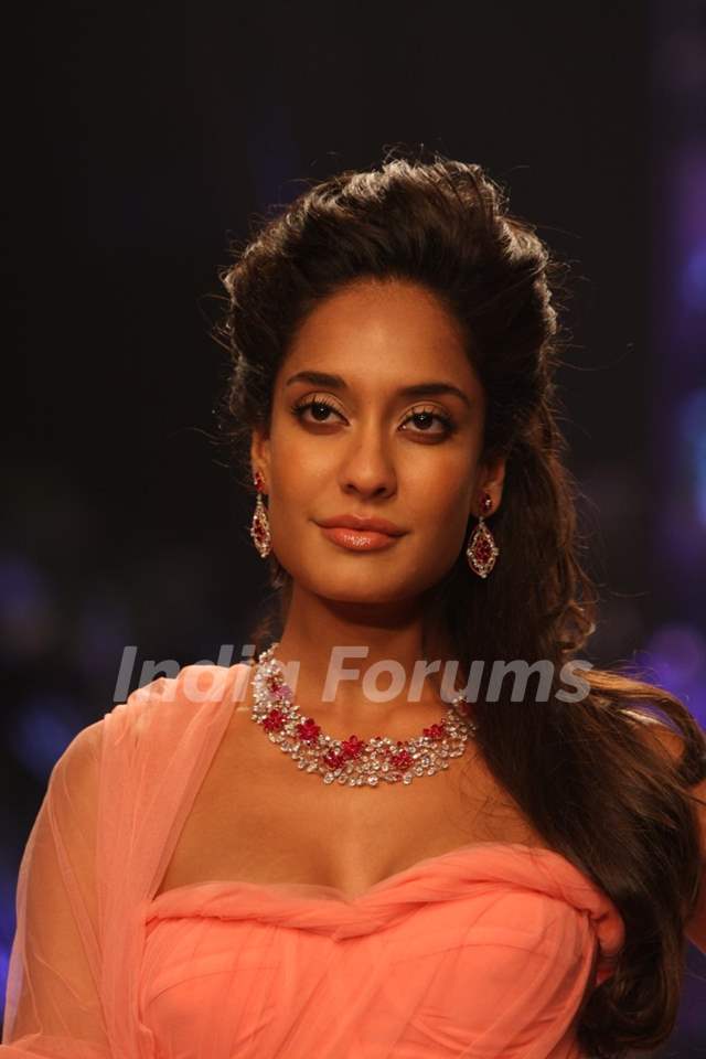 Lisa Haydon showstopper for Nirav Modi show at IIJW 2013