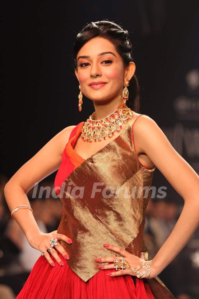 Amrita Rao showstopper for AGNI Jewels at IIJW 2013