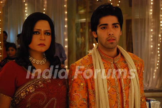 Vasundhara and Ranvir Rajvansh looking shocked