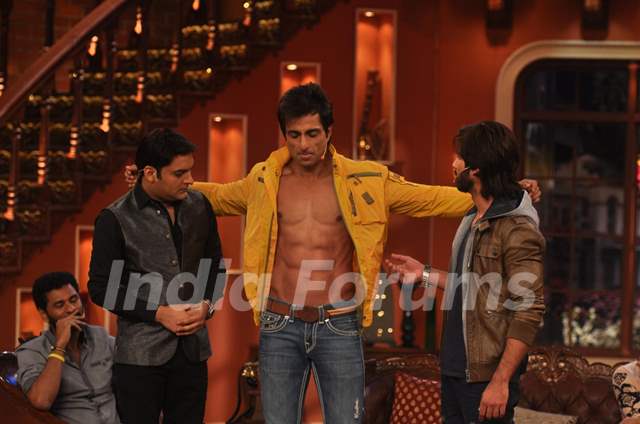 Sonu Sood shows of his body on Comedy Nights with Kapil