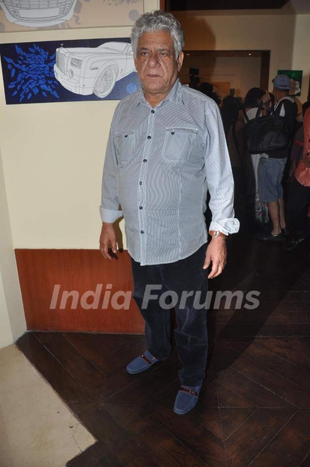 Om Puri during Prateek Sharma's art show