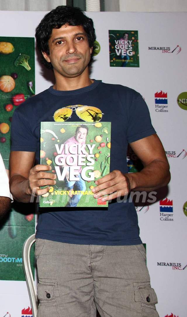 Farhan Akhtar launches chef Vicky Ratnani's book 'Vicky Goes Veg'