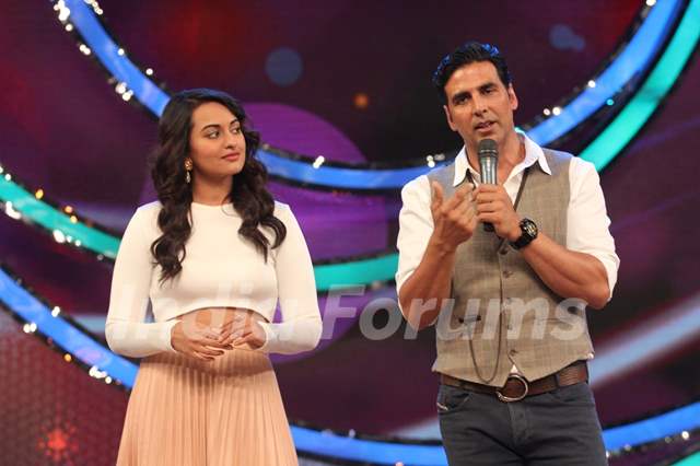 Sonakshi and Akshay Promote Holiday on DID Lil Masters Season 3