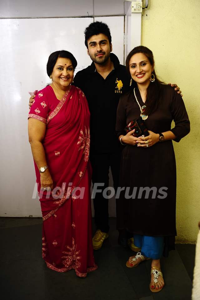 Arya Babbar with his mother and sister at the Premiere of the play 'Hum Do Hamare Woh'
