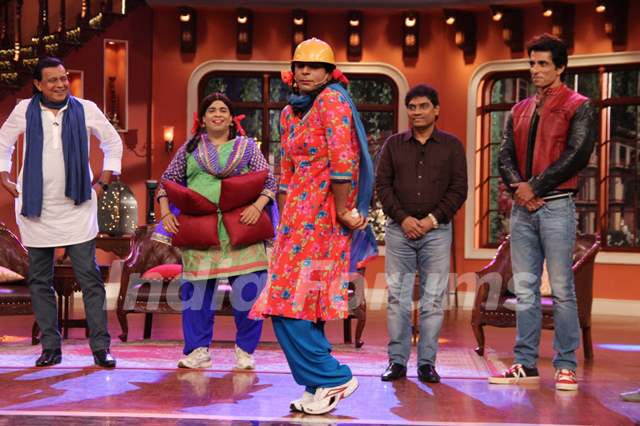 Gutthi shakes a leg with the cast of Entertainment on Comedy Nights with Kapil