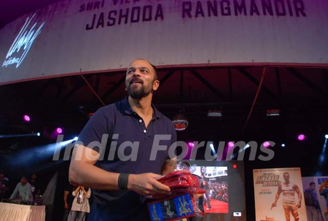 Rohit Shetty was seen throwing off Tshirts at the Promotions of Singham Returns