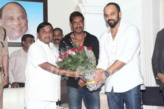 R R Patil felicitates Ajay Devgn and Rohit Shetty with a bouquet of Flowers
