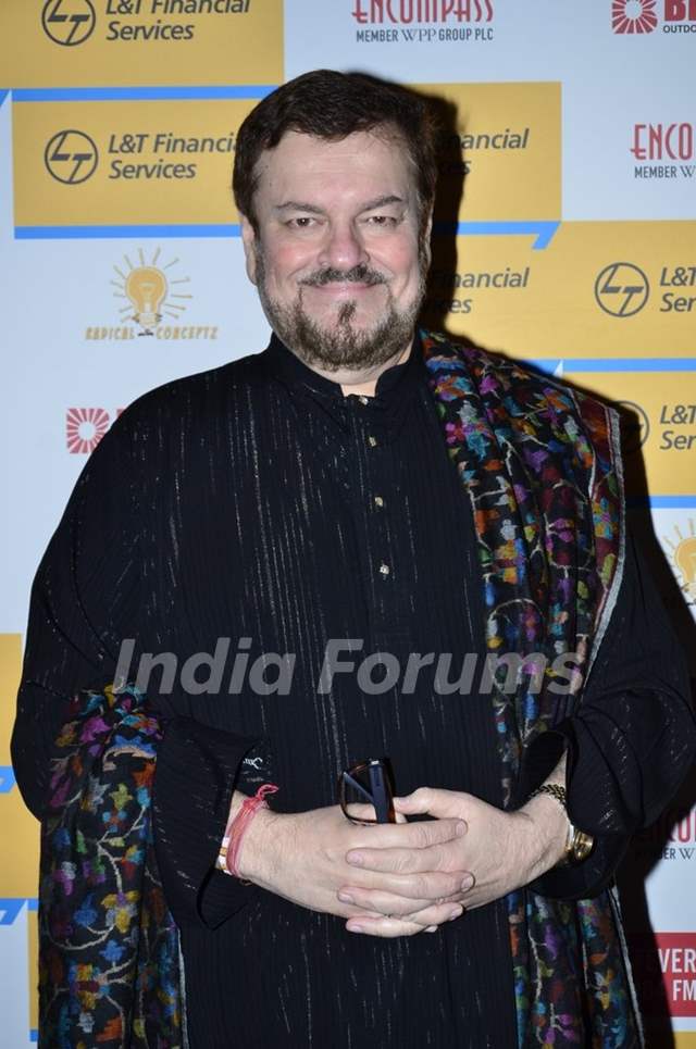 Nitin Mukesh poses for the media at Shaan's Live Concert
