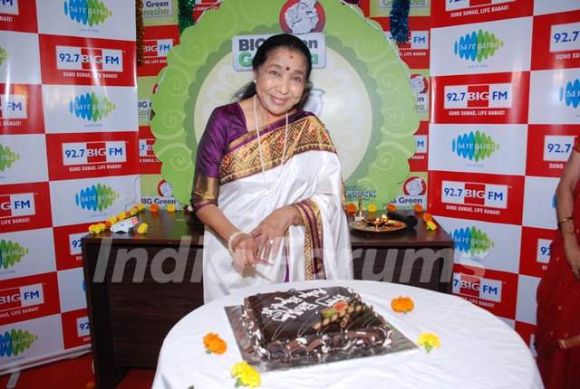 Asha Bhosle cuts a cake at 92.7 Big FM Studio