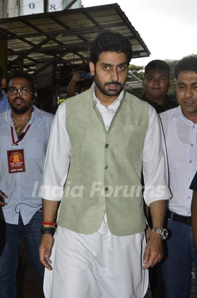 Abhishek Bachchan Visits Siddhivinayak