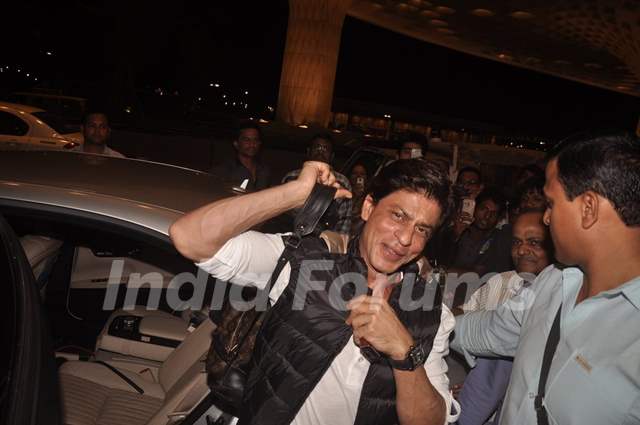 Shah Rukh Khan snapped at Airport while leaving for Slam Tour