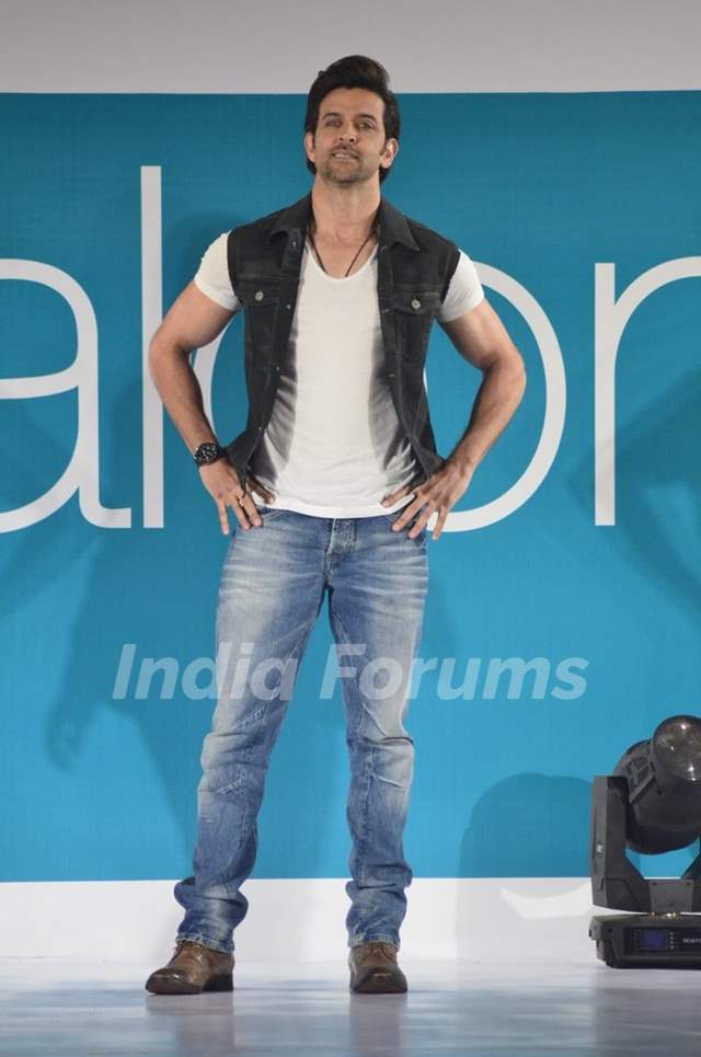 Hrithik Roshan poses for the media at the Promotion of Bang Bang