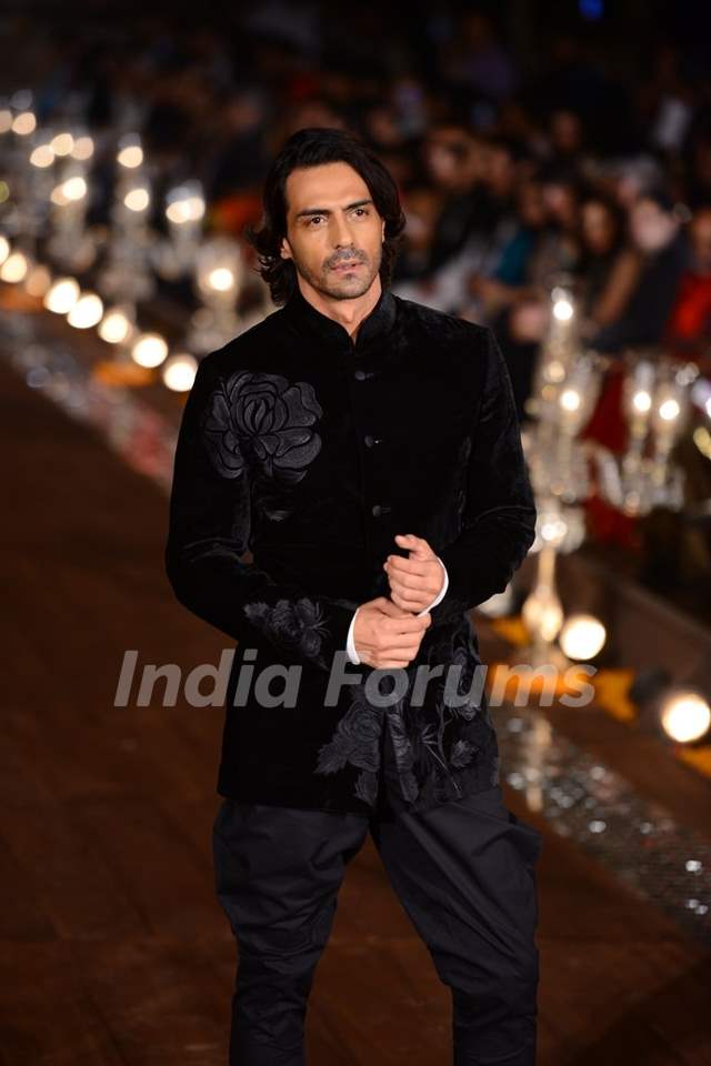 Arjun Rampal walks the ramp for Rohit Bal at the Grand Finale of Wills Lifestyle India Fashion Week