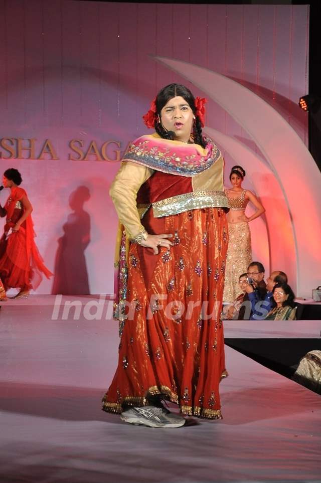 Kiku Sharda as Palak walks the ramp at Nisha Sagar Show