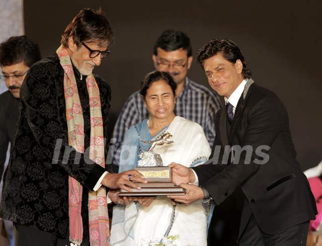 Amitabh Bachchan and Shah Rukh Khan present Mamata Banerjee with a Trophy at Kolkatta Film Festival