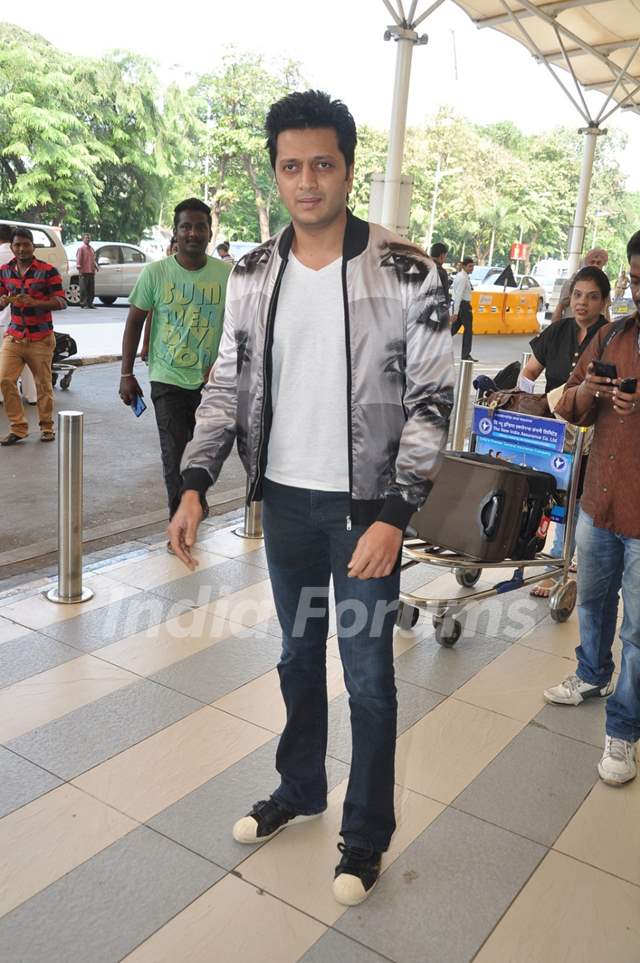 Riteish Deshmukh poses for the media at airport while leaving for Arpita Khan's Wedding