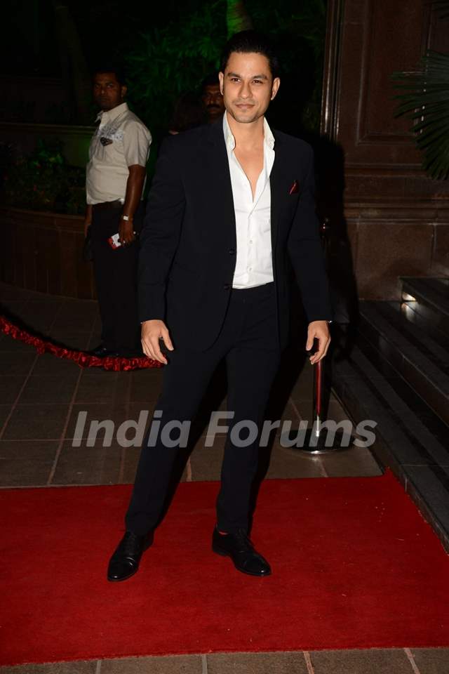 Kunal Khemu poses for the media at Arpita Khan's Wedding Reception