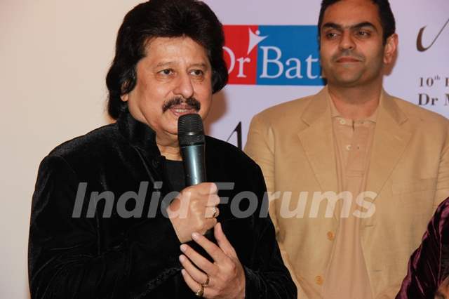 Pankaj Udhas addressing the audience at Mukesh Batra's Photo Exhibition