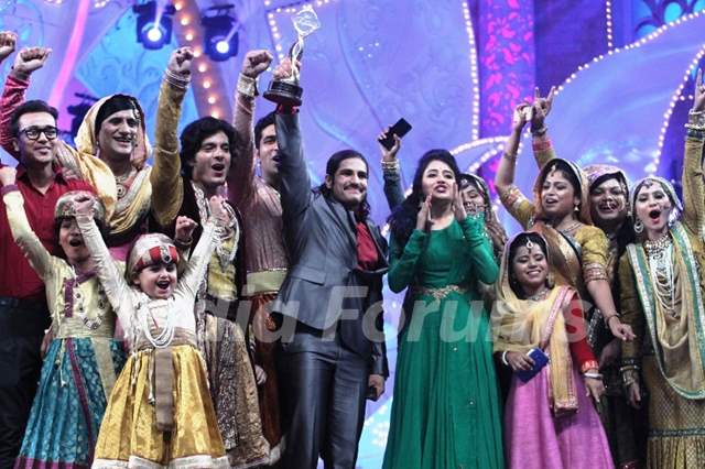 Jodha Akbar's Team win an Award at Zee Rishtey Awards 2014