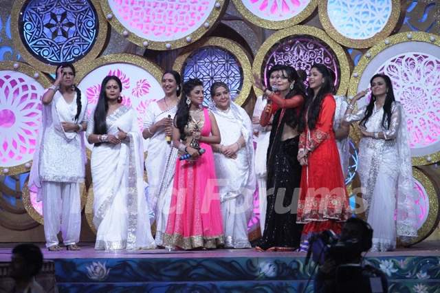 Sriti Jha and Neha Marda won the Favorite Beti Award at Zee Rishtey Awards 2014