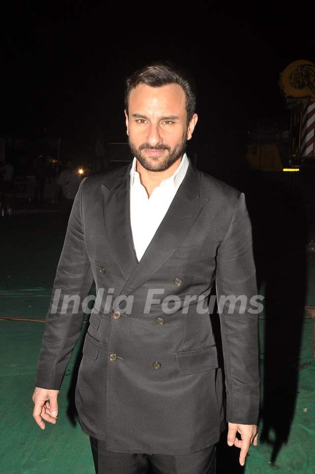 Saif Ali Khan poses for the media at Sansui Stardust Awards Red Carpet