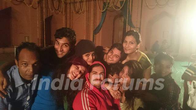 Rajat tokas and other casts of Jodha akbar in 400th episode celebration