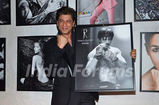 Shah Rukh Khan Poses With His Photo At Dabboo Ratnani S Calendar Launch Media