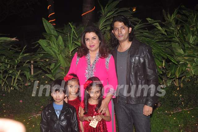 Farah Khan poses with husband Shirish Kunder and their children at her Birthday Bash