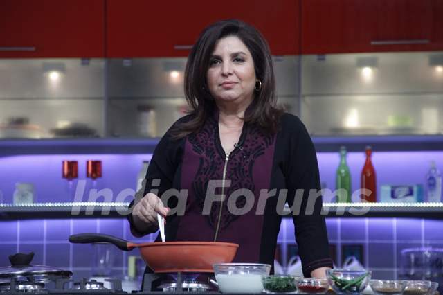 Farah Khan poses for the media at the Launch of Farah Ki Daawat