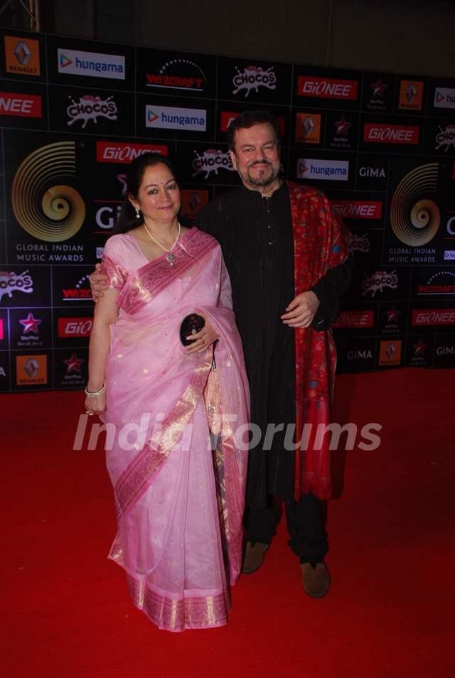 Nitin Mukesh poses with Wife at GIMA Awards 2015