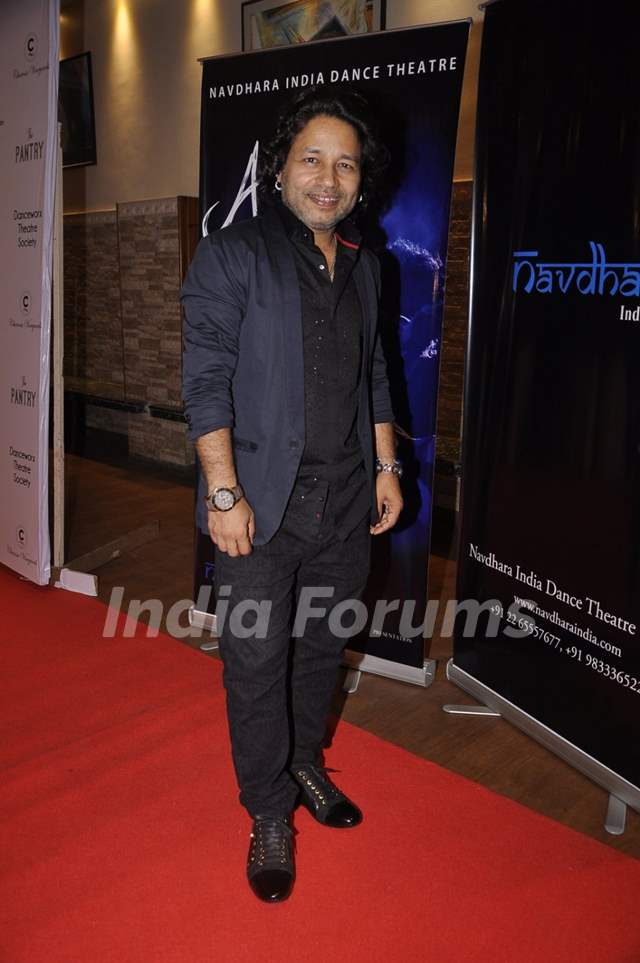 Kailash Kher poses for the media at Ashley Lobo's Amara Premiere