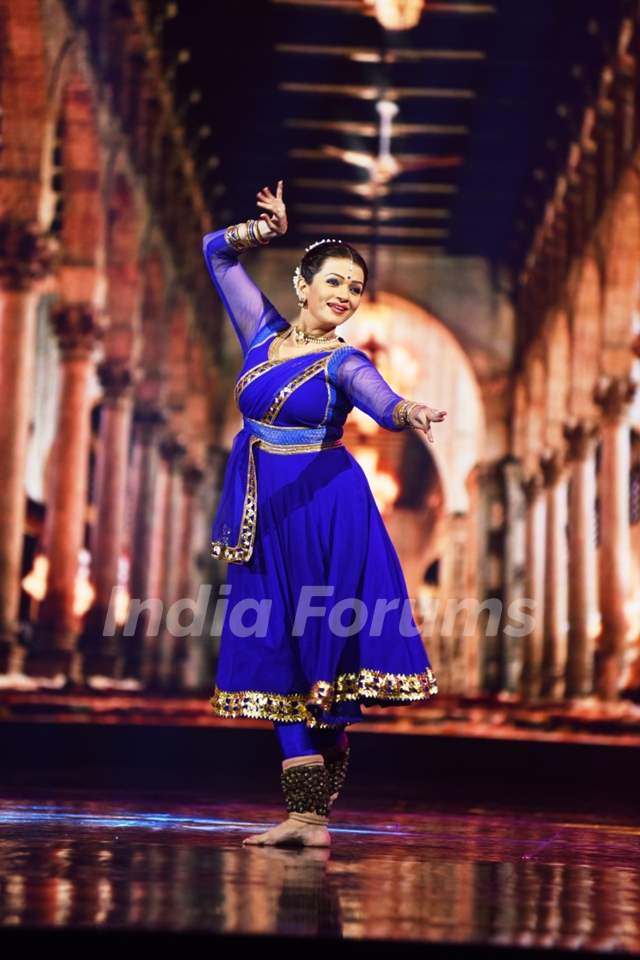 Prachee Shah Pandya performing at Opening of India's Got Talent 6