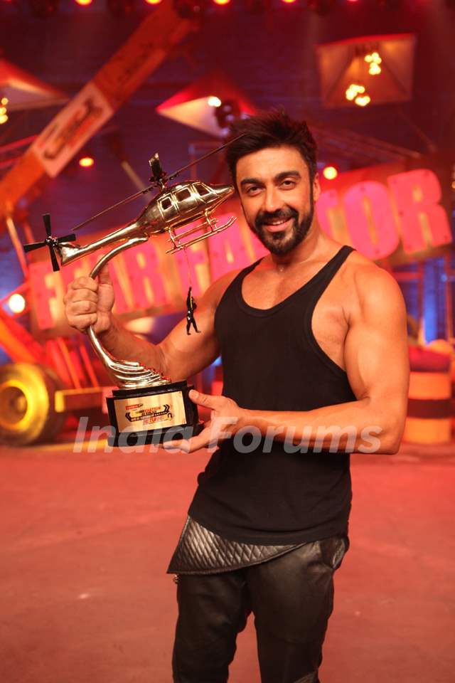 Ashish Chowdhry with his trophy at Grand Finale of Khatron Ke Khiladi : Darr Ka Blockbuster Returns