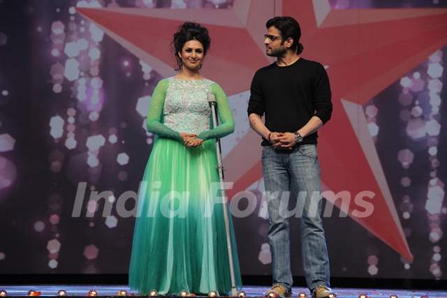 Divyanka Tripathi and Karan Patel snapped at Star Parivaar Awards 2015