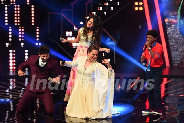 Sonakshi Sinha on the Sets of Indian Idol Junior Season 2 with Hosts Hussain and Asha Negi
