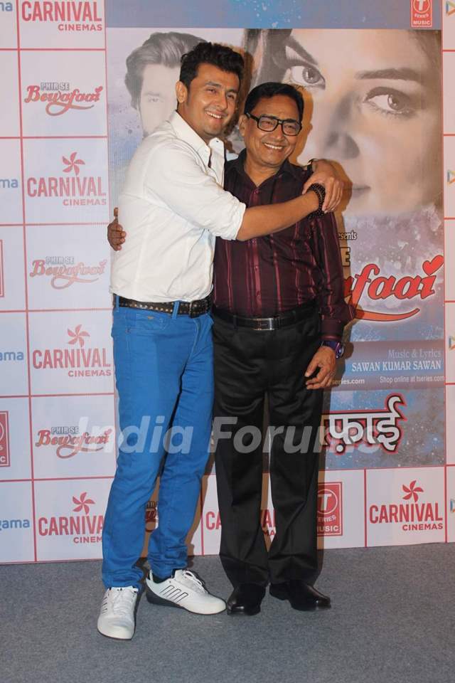 Sonu Niigam poses with dad Agam Kumar Nigam at &quot;Kya Batau&quot; Song Launch