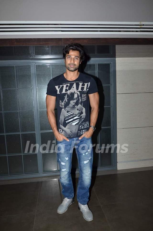 Hanif Hilal poses for the media at the Special Screening of Angrej Media