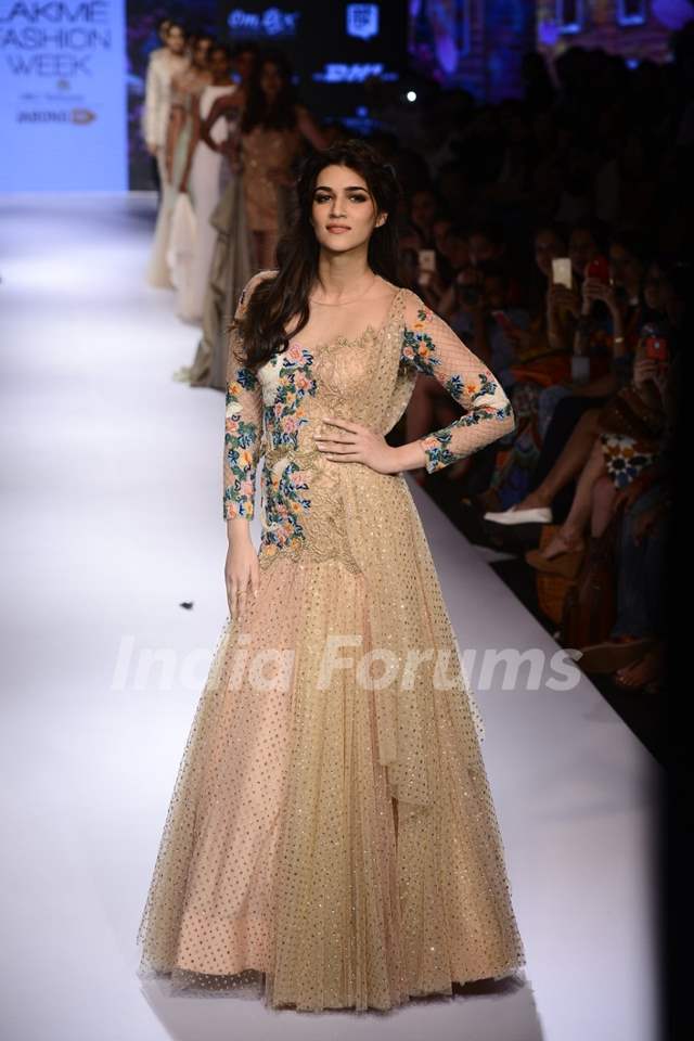 Kriti Sanon Sizzles At Lakme Fashion Week Day 5 Media