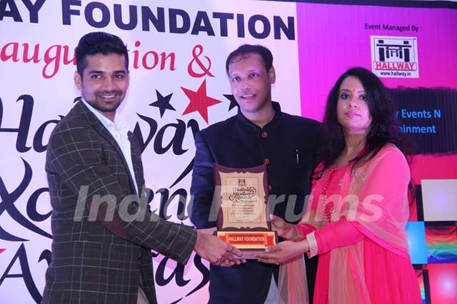 Vishal Singh, Hrishkesh Chury and Amruta Fadnavis at Hallway Excellence Awards