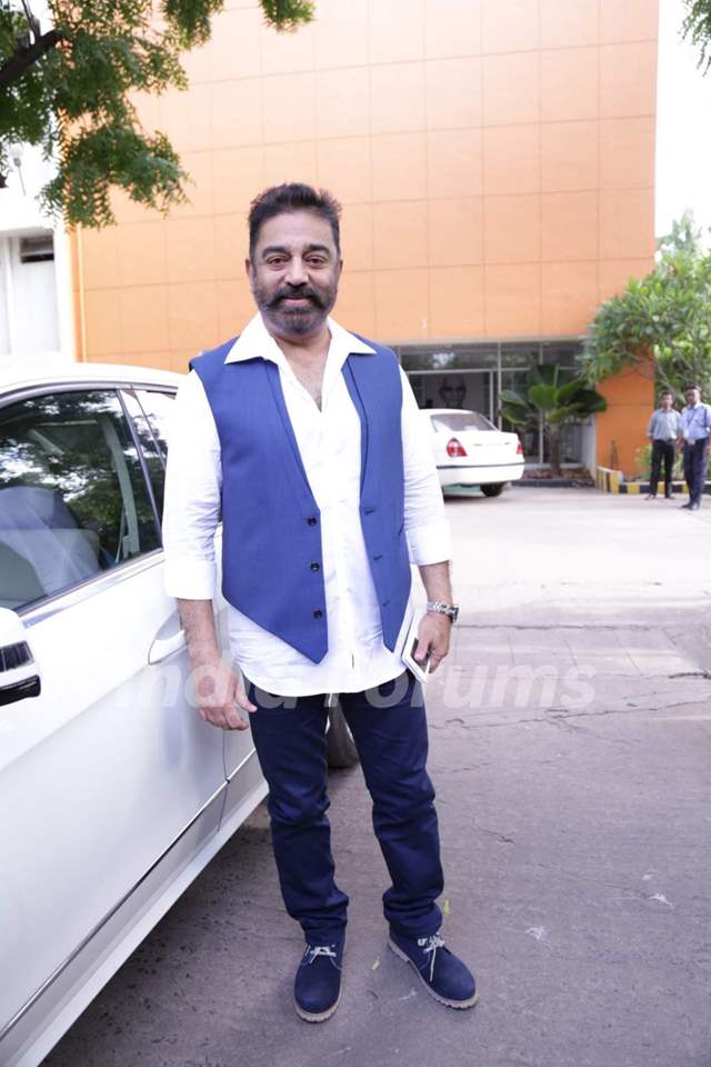 Kamal Haasan poses for the media at the Trailer Launch of Thoongavanam