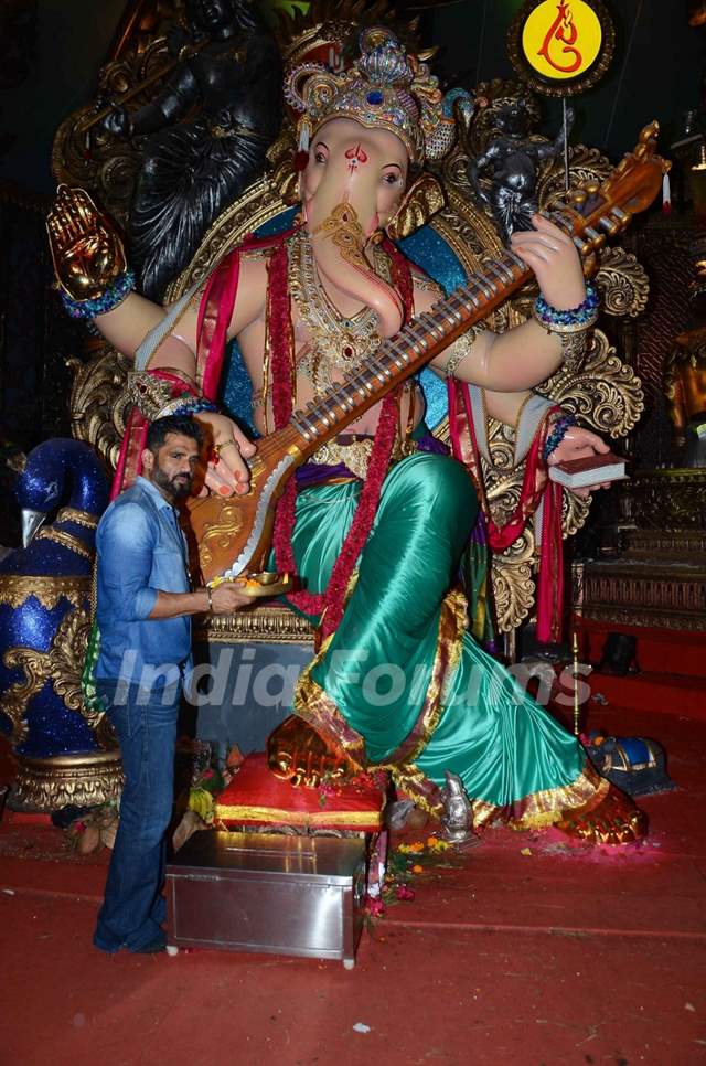 Suniel Shetty Does Aarti at Andheri Cha Raja Photo