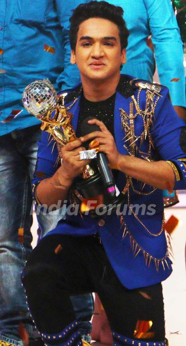 Faisal Khan with Jhalak Dikhhla Jaa Reloaded Winning Trophy
