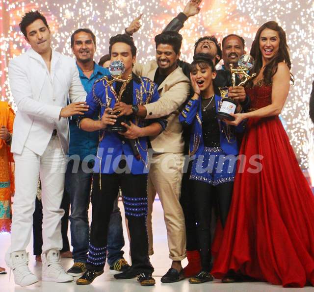Faisal Khan Winning Moment With Contestants and Judges