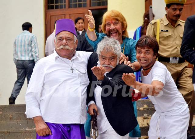 Om Puri, Razzak Khan, Rajpal Yadav and Sanjay Mishra On Set of 'Hogaya Dimaagh Ka Dahi'