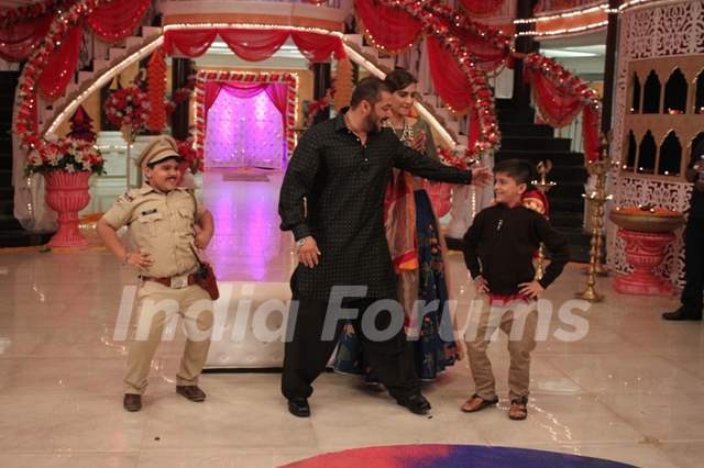 Salman Khan and Sonam Kapoor for Promotions of 'PRDP' on the sets of 'KumKum Bhagya'